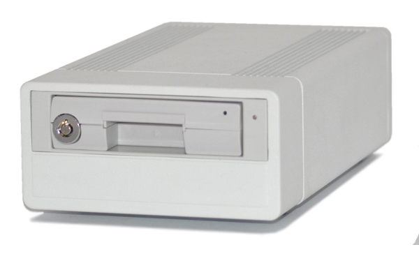 Трал 74.960Н - 320; Автономный сетевой видеорегистратор предназначен для записи видео от
четырех аналоговых камер высокого разрешения (700 Твл) на съёмный 2.5”
HDD или SSD диск. Компрессия Н.264. Зонный детектор движения, отправка
сообщений о тех. состоянии видеорегистратора, HDD и камер по Е-
mail. Запись служебной информации от банкомата через RS-232 или USB
интерфейсы. Подключение до 4-х охранных датчиков. Разрешение Видео
976 х 582. Частота кадров суммарно 80 кадров/сек. Максимальный объём
записи 18 Гб/Сутки. Размеры 180х110х60 мм. Питание 9–14 В  14 Вт.